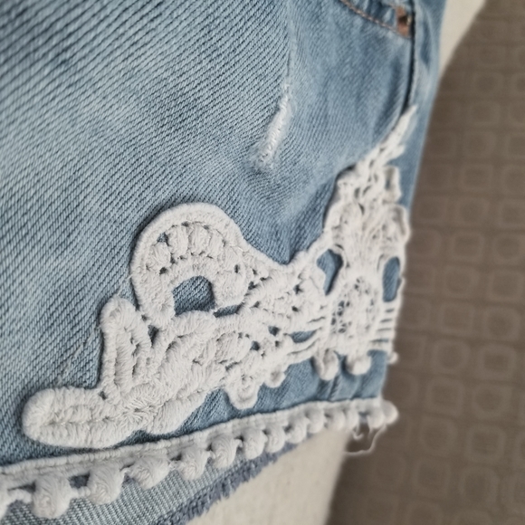 GARAGE Denim White Floral Lo Rise Shorts Size 9 - Picture 3 of 6